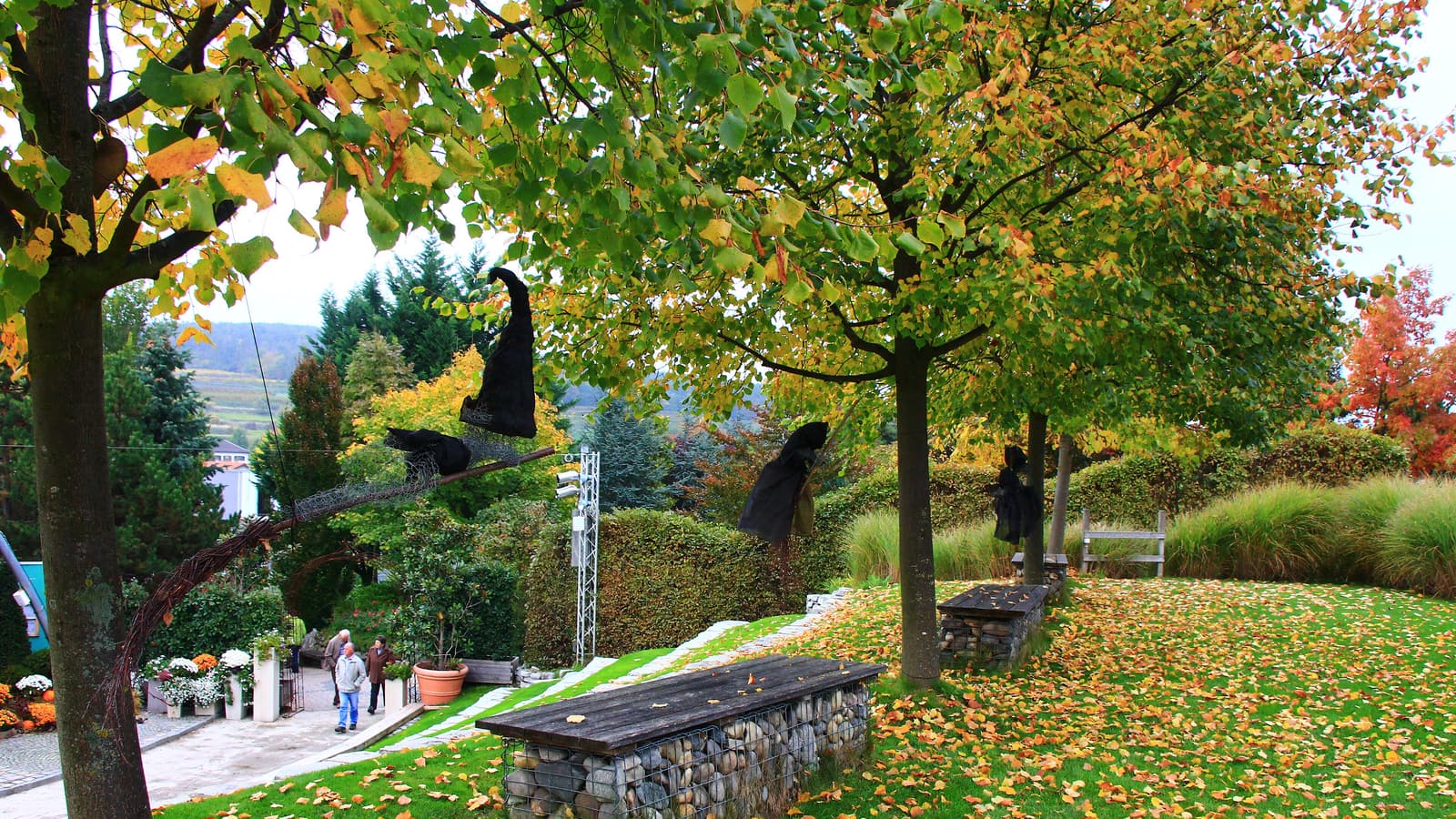 Symbolbild: Garten im Herbst mit Sitzplatz